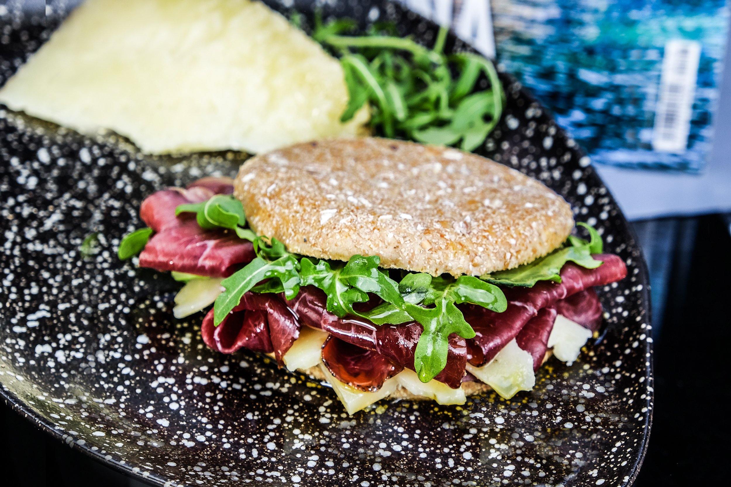 Tartines de pain rustique au bœuf séché - CASA RAMÓN