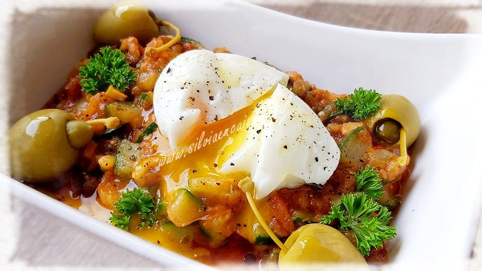 Caponata aux olives farcies & œuf mollet