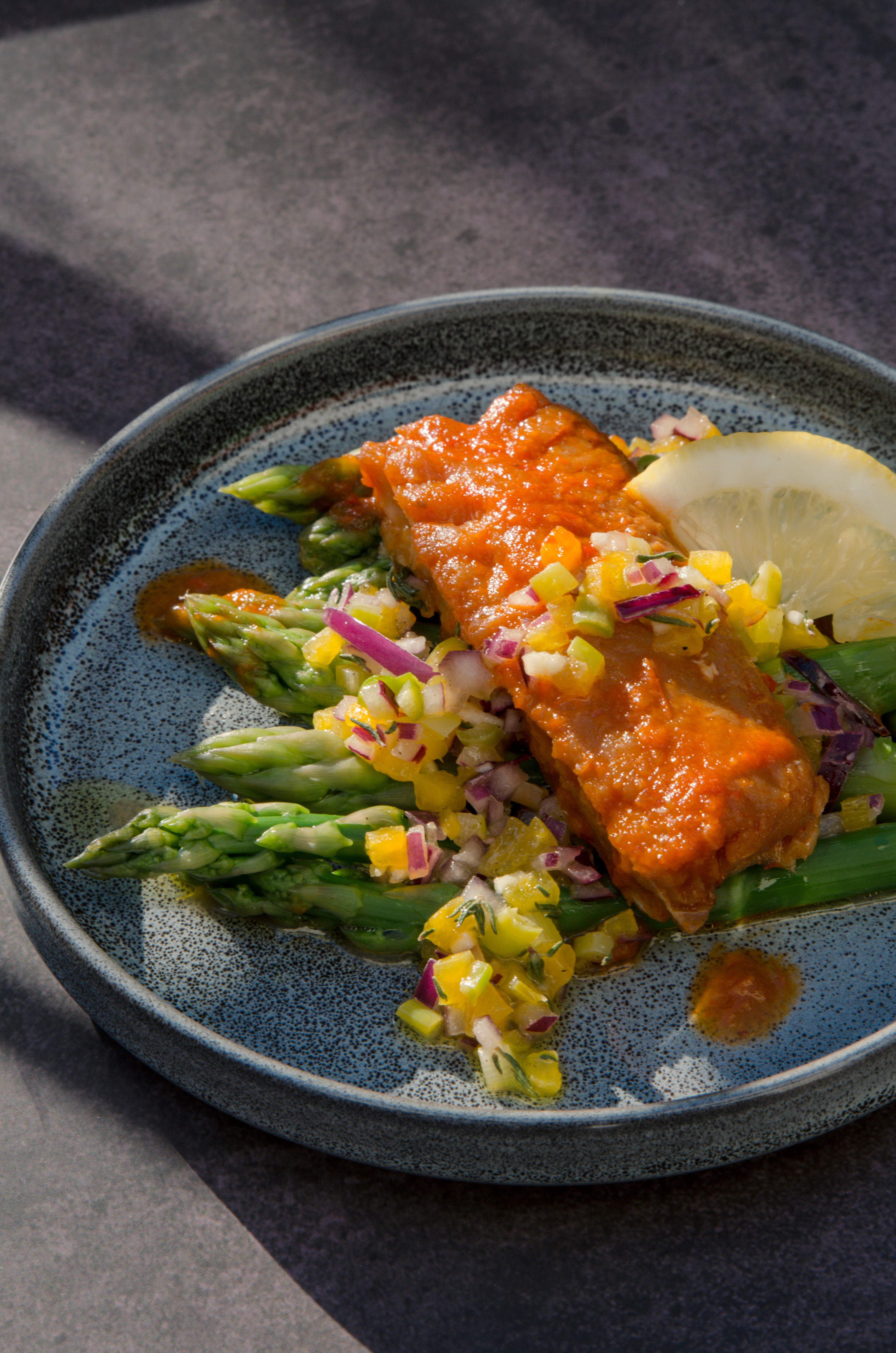 Filet de morue à la sauce Vizcaya sur lit d'asperges