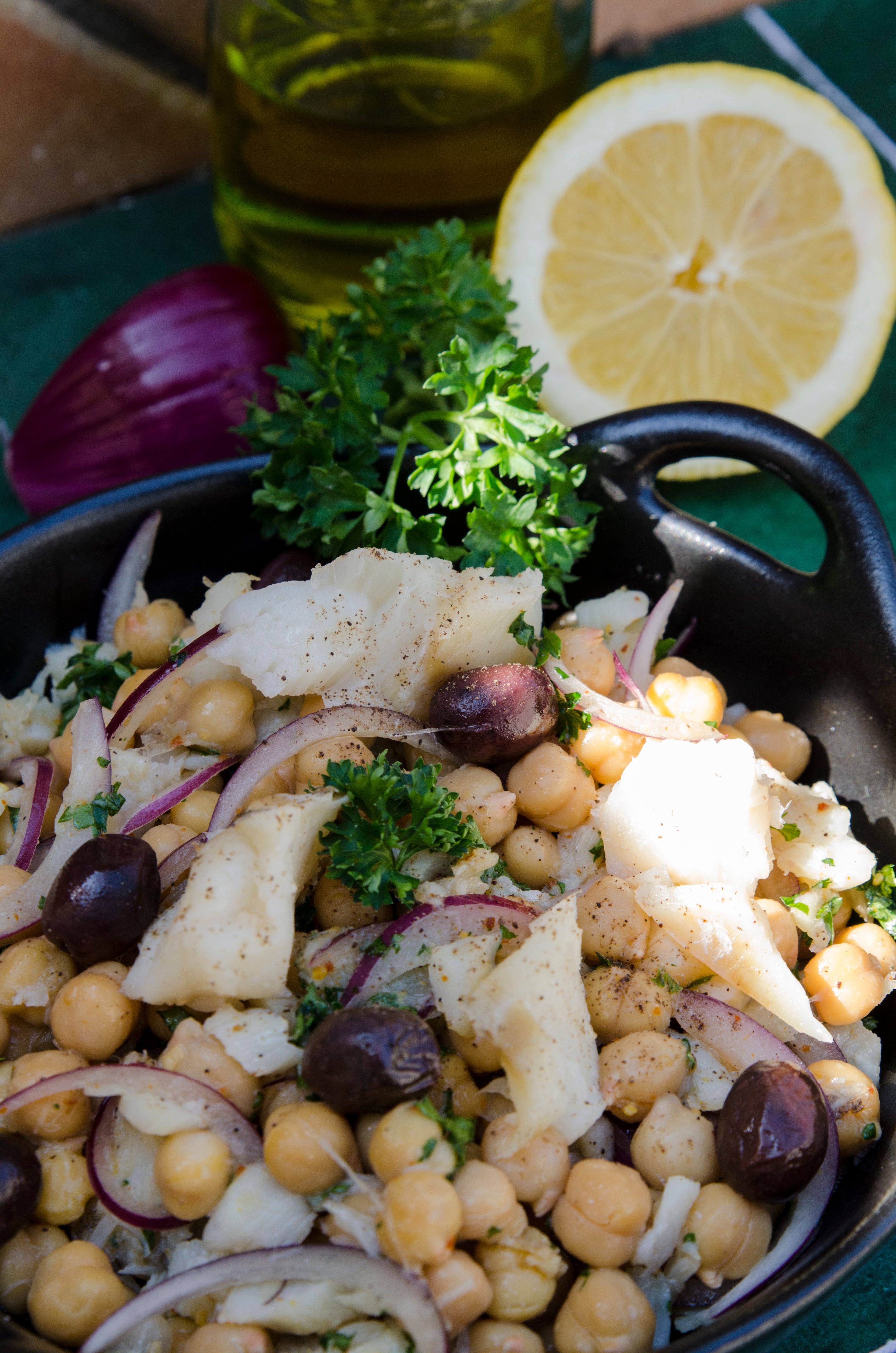 Salade de pois chiches et filet de morue à l'ail